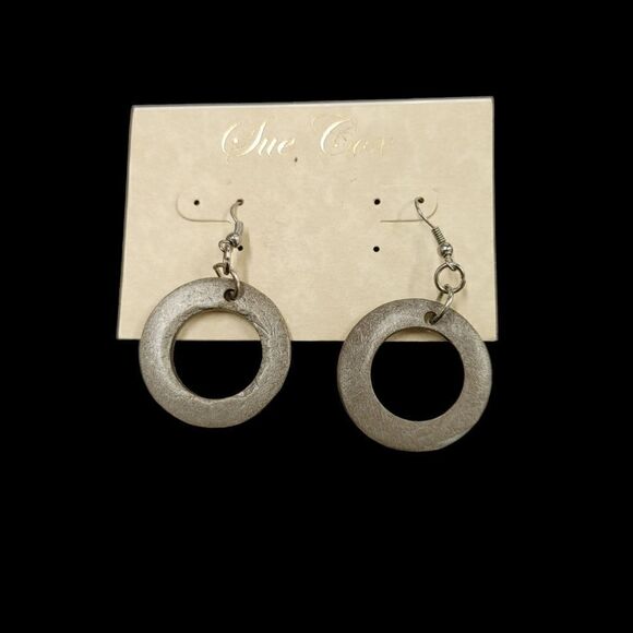 LADIES SUE COX DONUT SHAPED CUTOUT EARRINGS. NWOT. - Picture 1 of 3